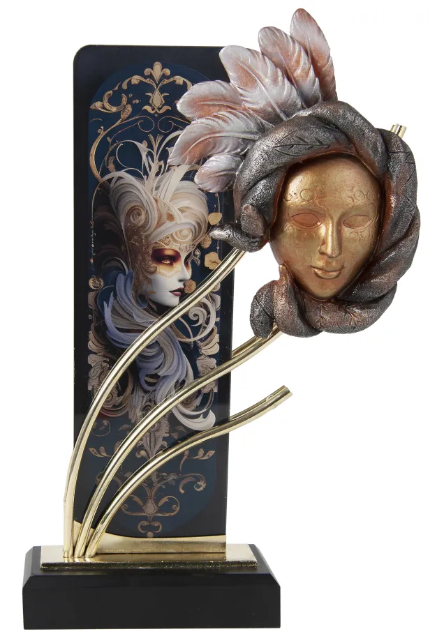 Maskentrophäe mit Kristallunterstützung