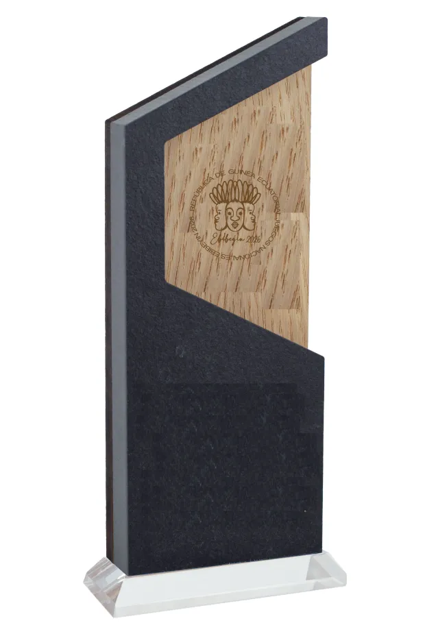 Trophäe aus Stein und Holz