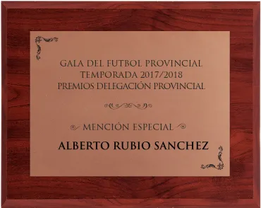 Bronzefarbene Gedenktafel aus Holz