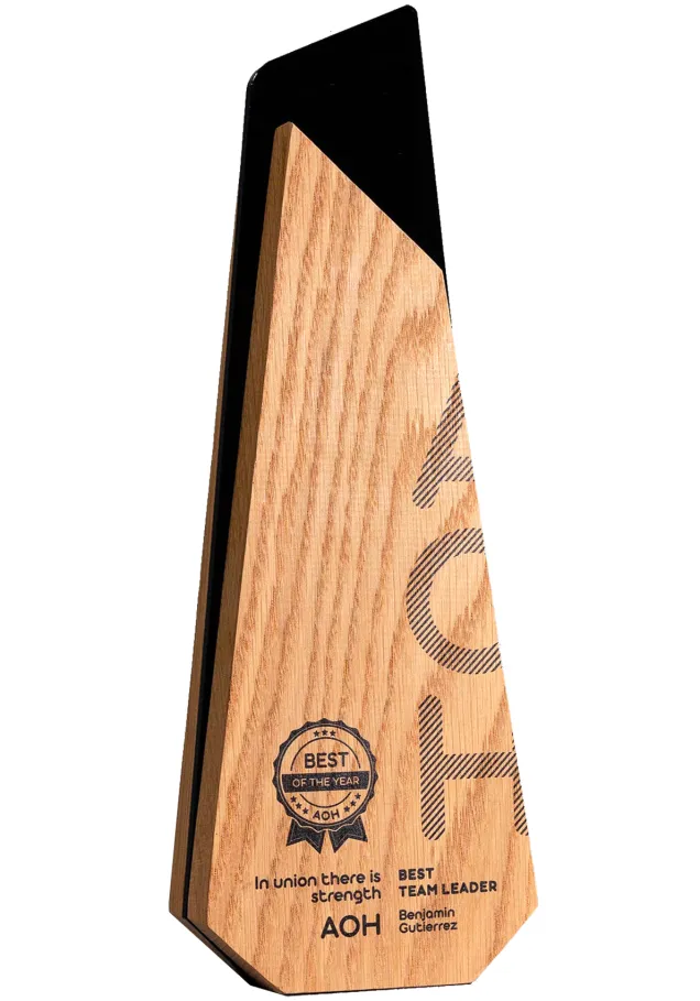 Trophäen aus hölzernen Obelisken