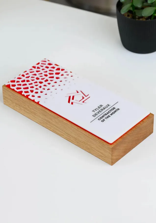 Trophäe aus Holz und durchbrochenem Acryl