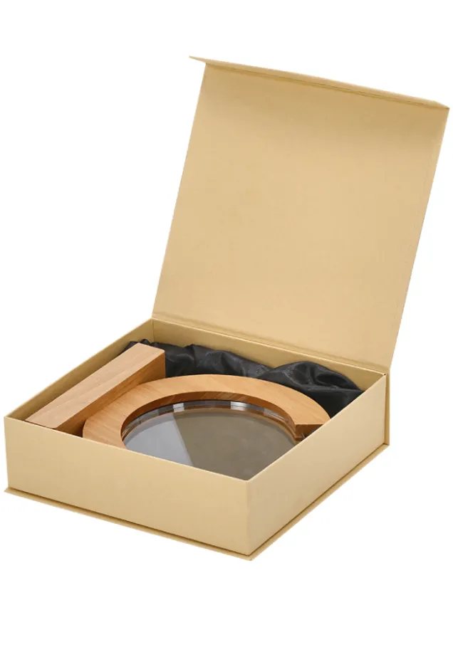 Runde Trophäe aus Holz und Glas