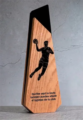 Handballpokal aus Holz