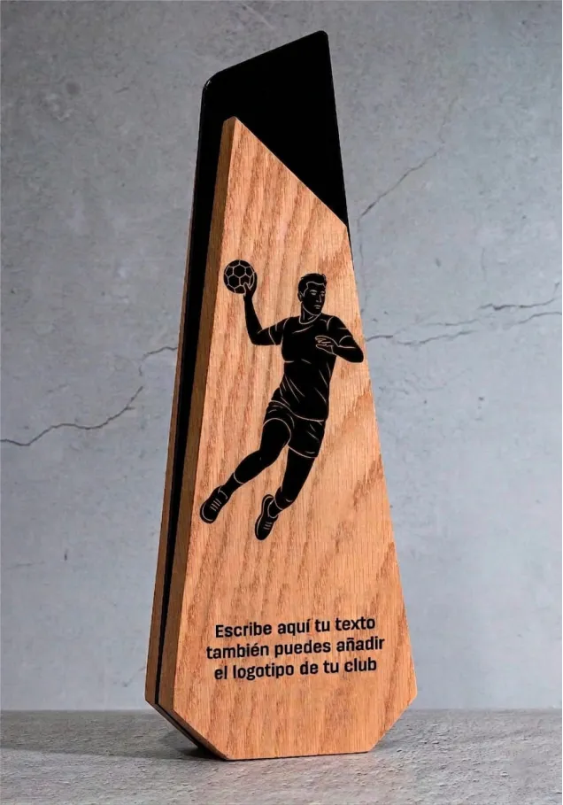 Handballpokal aus Holz