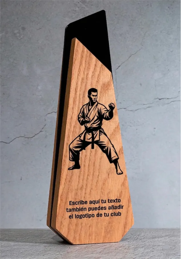 Judo-Pokal aus Holz