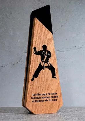 Karate-Pokal aus Holz