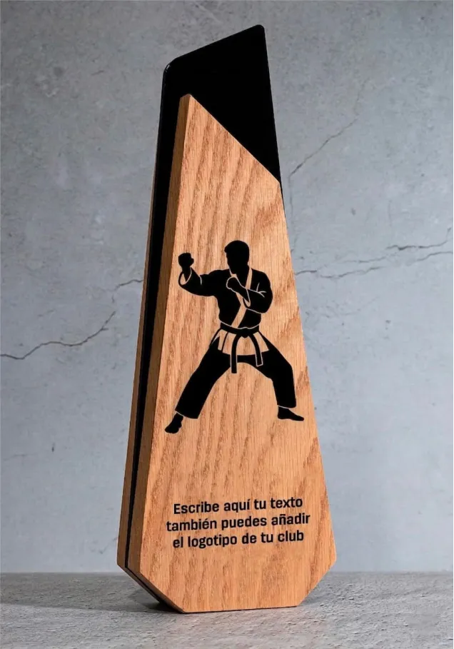 Karate-Pokal aus Holz
