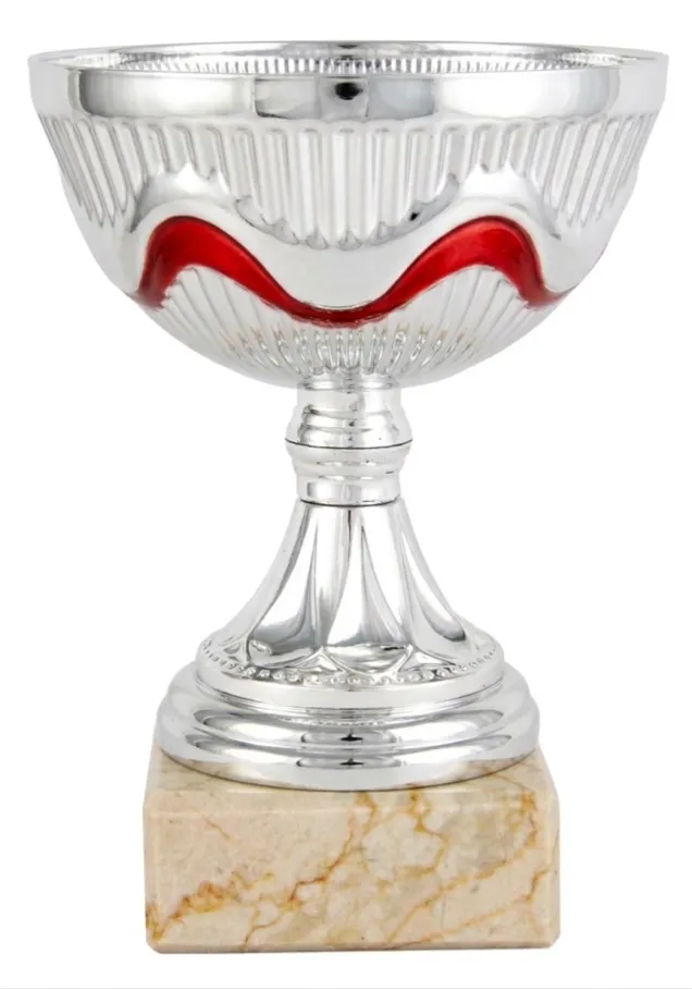 Silberner und roter Bandpokal